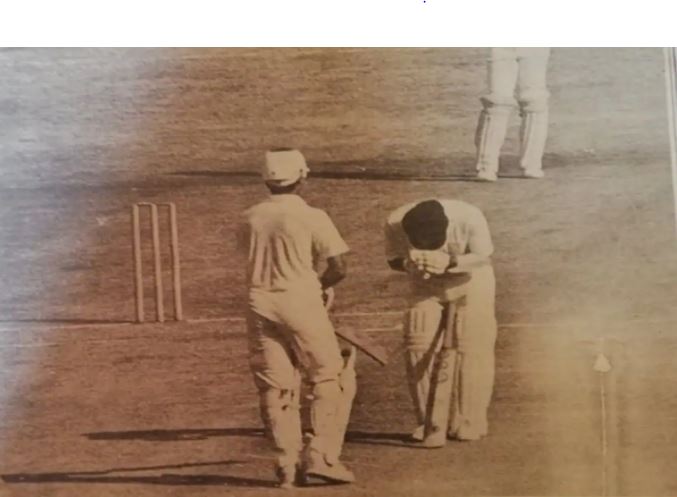 1980 के दशक के मध्य में श्रीलंका के आशान्था डी मेल के खिलाफ एक ओवर में 4 चौके लगाने के बाद सुनील गावस्कर श्रीकांत के सामने झुके