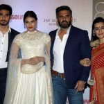 1652667200 591 Ahan Shetty हाइट उम्र गर्लफ्रेंड परिवार Biography Hindi अहान-शेट्टी-उसके-परिवार के साथ