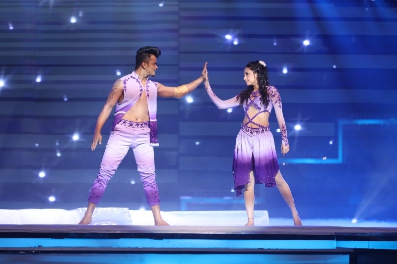 2021 में भारत के सर्वश्रेष्ठ डांसर रियलिटी शो में बर्फ के स्लैब पर नृत्य करते हुए संकेत