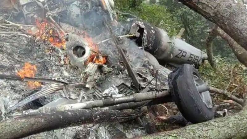 बिपिन रावत को ले जा रहे दुर्घटनाग्रस्त हेलीकॉप्टर के अवशेष