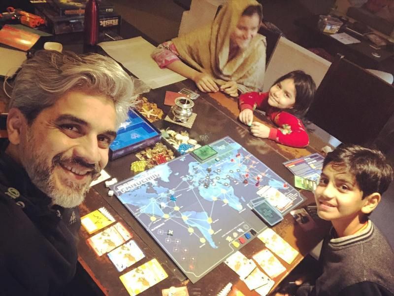 ओमेयर राणा अपने परिवार के साथ बोर्ड गेम खेल रहे हैं