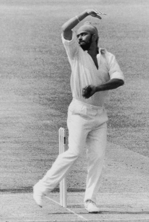 1975 आईसीसी विश्व कप के दौरान पूर्वी अफ्रीका के खिलाफ मैच में गेंदबाजी करते हुए बिशन सिंह