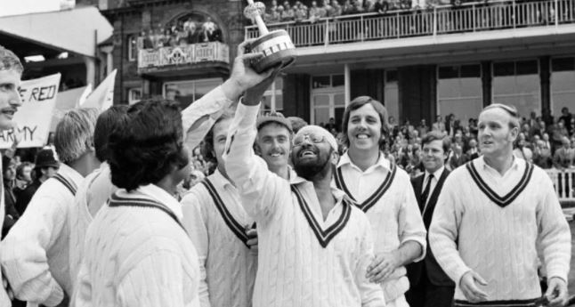 1976 में अपने नॉर्थम्पशायर टीम के साथियों के साथ जिलेट कप जीत का जश्न मनाते हुए बिशन सिंह बेदी