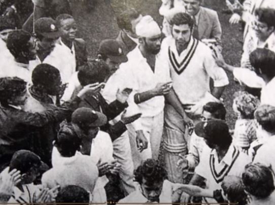 1978 में इंग्लैंड में एक मैच जीतने के बाद प्रशंसकों के बीच बेदी