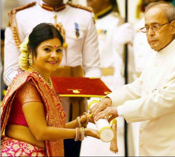 भारत के तत्कालीन राष्ट्रपति प्रणब मुखर्जी से पद्म श्री पुरस्कार प्राप्त करते मालिनी अवस्थी