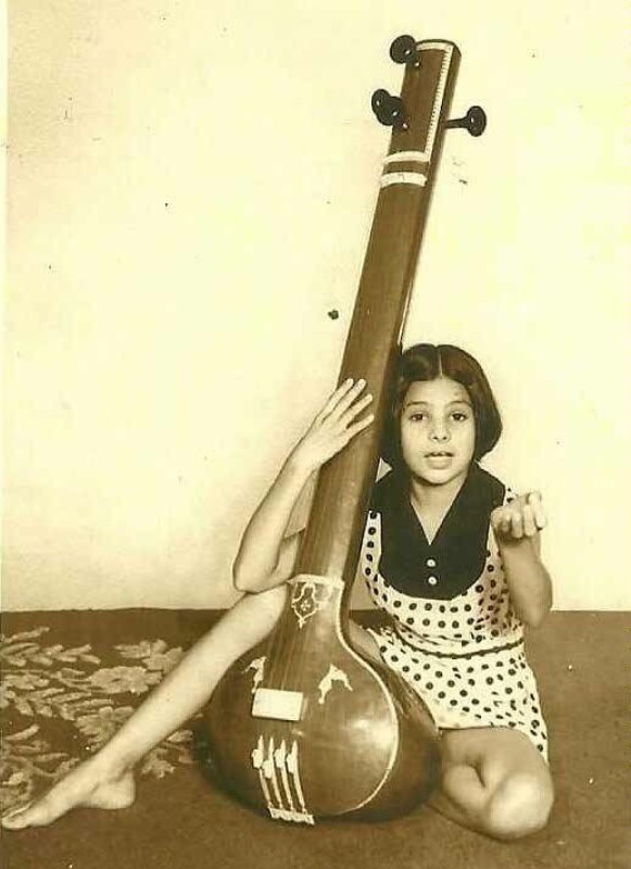 बचपन में संगीत और गायन का अभ्यास करते हुए मालिनी अवस्थी