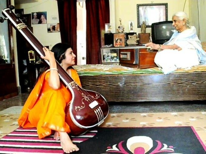 प्रसिद्ध हिंदुस्तानी शास्त्रीय गायिका विदुषी गिरिजा देवी के साथ मालिनी अवस्थी