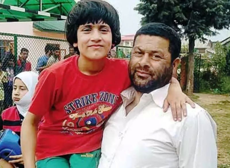 अपने पिता के साथ युवा तजामुल इस्लाम