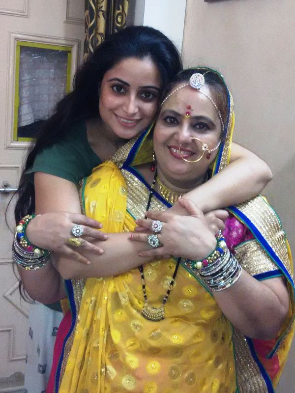 अपनी मां के साथ ऐश्वर्या शर्मा