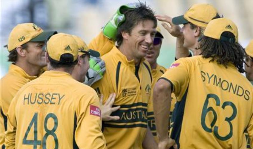 2007 आईसीसी विश्व कप में आफताब अहमद से विकेट लेने के बाद ग्लेन मैकग्राथ अपने साथियों को बधाई देते हुए