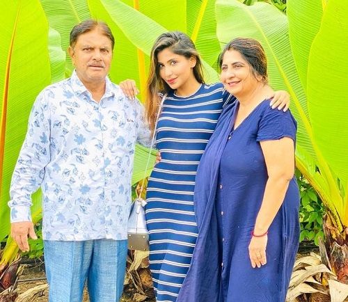 सना सुल्तान खान अपने माता-पिता के साथ