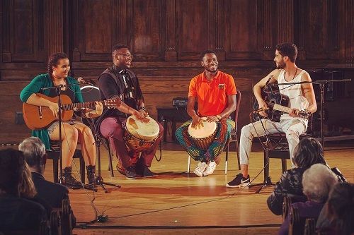एपी ढिल्लों अफ्रीकी बैंड के साथ गिटार बजा रहे हैं