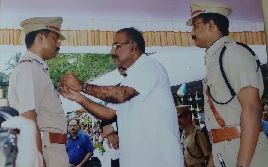 2015 में मुख्यमंत्री से पुलिस पदक प्राप्त करते हुए सिबी थॉमस