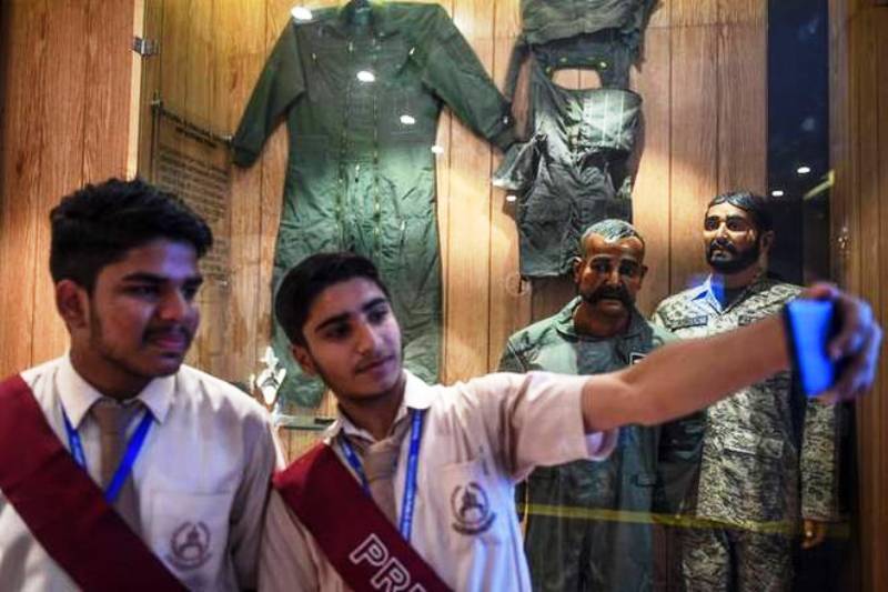 पाकिस्तान में अभिनंदन वर्धमान मॉडल के साथ सेल्फी लेते छात्र