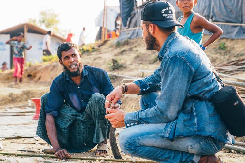 कोरी ट्रान बांग्लादेश में रोहिंग्या शरणार्थियों की मदद कर रहे हैं