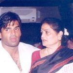 सुनील शेट्टी अपनी मां के साथ