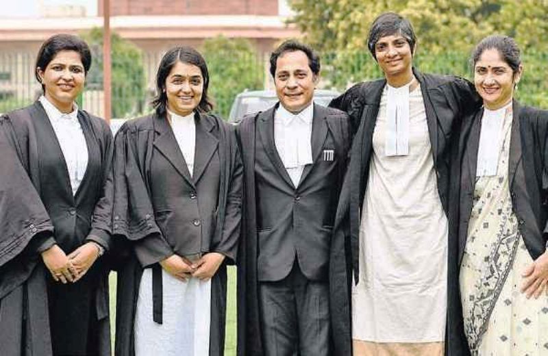 धारा 377 को खत्म करने में मदद करने वाले वकीलों के साथ सौरभ कृपाल