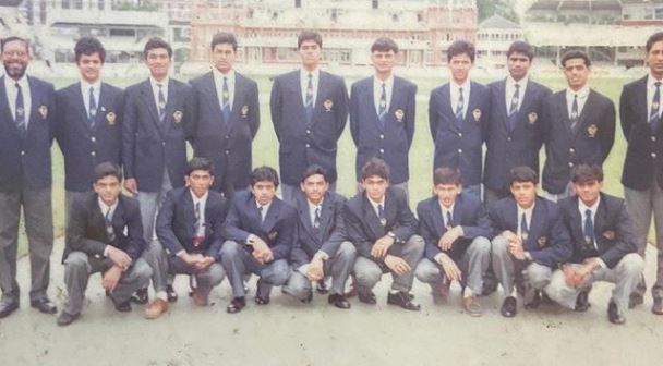 1995 में लॉर्ड्स में भारत की अंडर-19 टीम।  अजीत दायें बैठे से तीसरे
