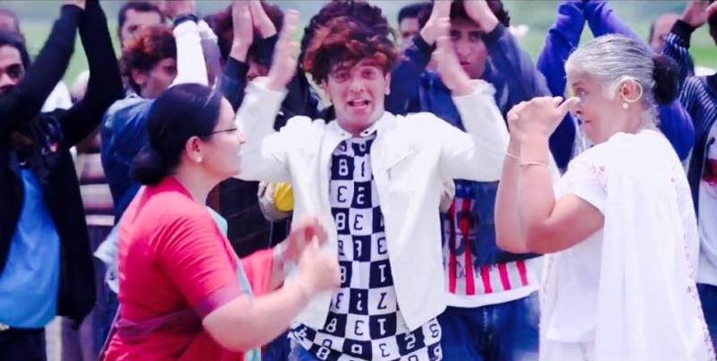 जमरूध (बीच में) फिल्म ओरु मुथस्सी गढ़ा (2016) में नृत्य करते हुए