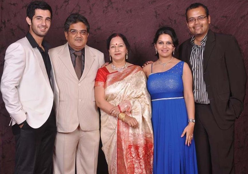 अपने माता-पिता, बड़ी बहन और बहनोई रोहित श्रीवास्तव के साथ आदित्य सील