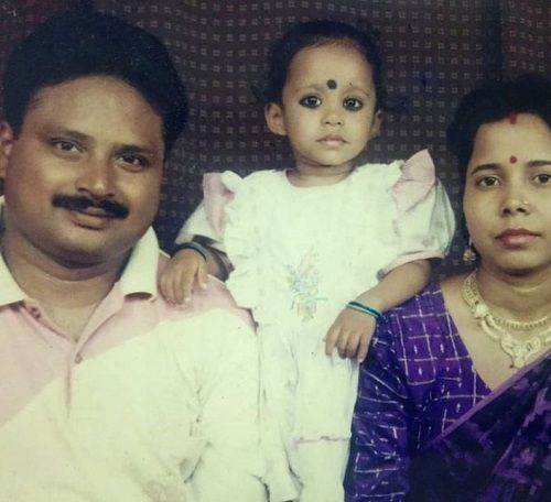 पिता और मां के साथ रोजा राणा की बचपन की फोटो।