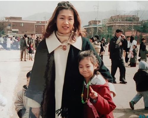 अपनी माँ के साथ जंग हो-योन की बचपन की एक तस्वीर।
