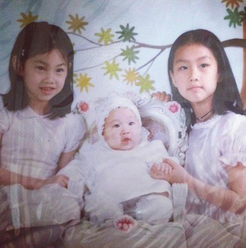 अपने भाई-बहनों के साथ जंग हो-योन (बाएं) की बचपन की एक तस्वीर