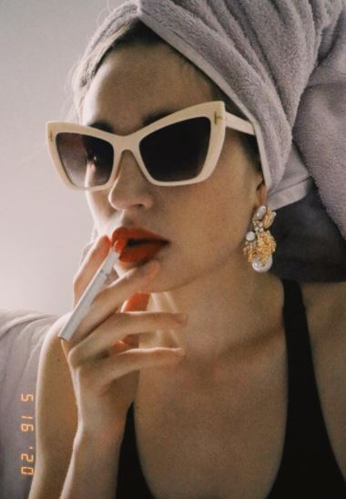 मारिया रयाबोशपका सिगरेट पी रही हैं