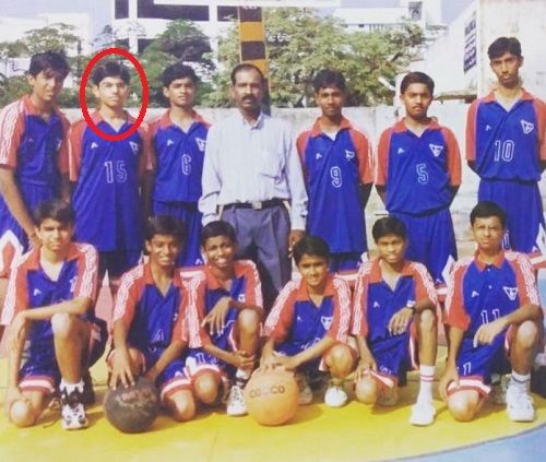 श्रीराम चंद्रा अपने स्कूल की बास्केटबॉल टीम के साथ