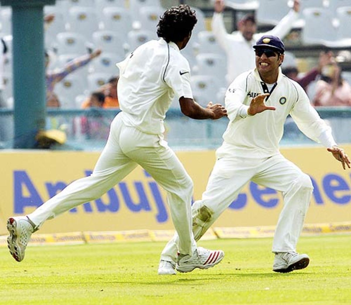 2006 में मोहाली में इंग्लैंड के खिलाफ मैच के दौरान मुनाफ और युवराज एक विकेट का जश्न मनाते हुए