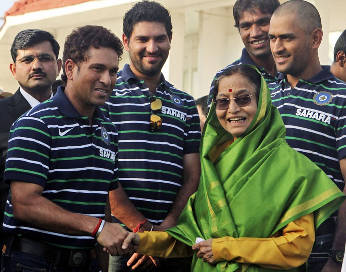 2011 विश्व कप जीतने के बाद भारत की राष्ट्रपति श्रीमती प्रतिभा पाटिल के साथ भारतीय क्रिकेट टीम की बैठक