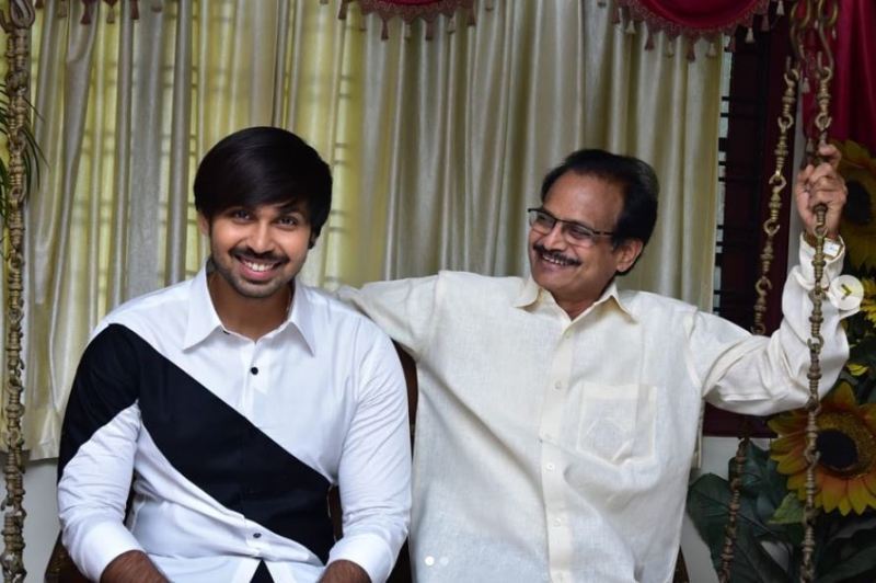 1652860045 519 Maanas Nagulapalli हाइट उम्र गर्लफ्रेंड परिवार Biography Hindi मॉर्निंग नागुलापल्ली अपने पिता के साथ