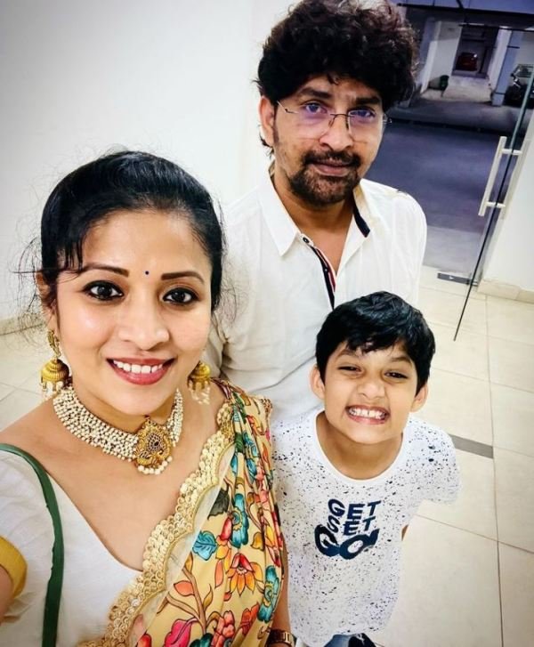 रवि किरण अपनी पत्नी और बेटे के साथ