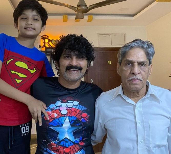 रवि किरण (बीच में) अपने पिता (दाएं) और बेटे (बाएं) के साथ