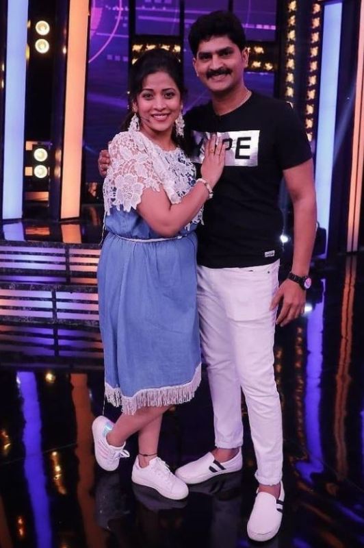 रवि किरण अपनी पत्नी के साथ एक शो में भाग लेते हुए