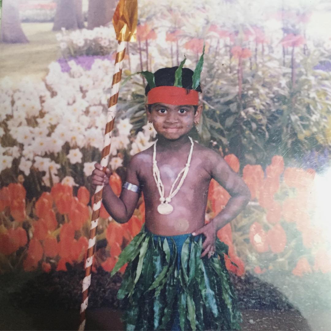 लम्बाडी डांस कॉस्ट्यूम पहने शनमुख जसवंत की बचपन की तस्वीर