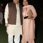 राजीव शुक्ला अपनी पत्नी अनुराधा प्रसाद के साथ