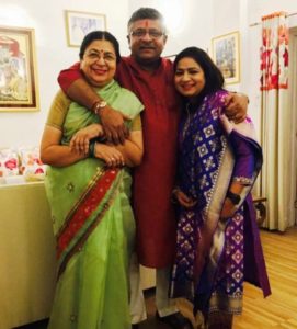 राजीव शुक्ला की पत्नी अपने भाई रविशंकर प्रसाद के साथ 