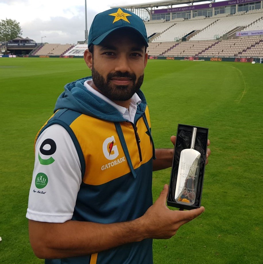 161 रन की पारी के बाद मोहम्मद रिजवान प्लेयर ऑफ द सीरीज के पुरस्कार के साथ