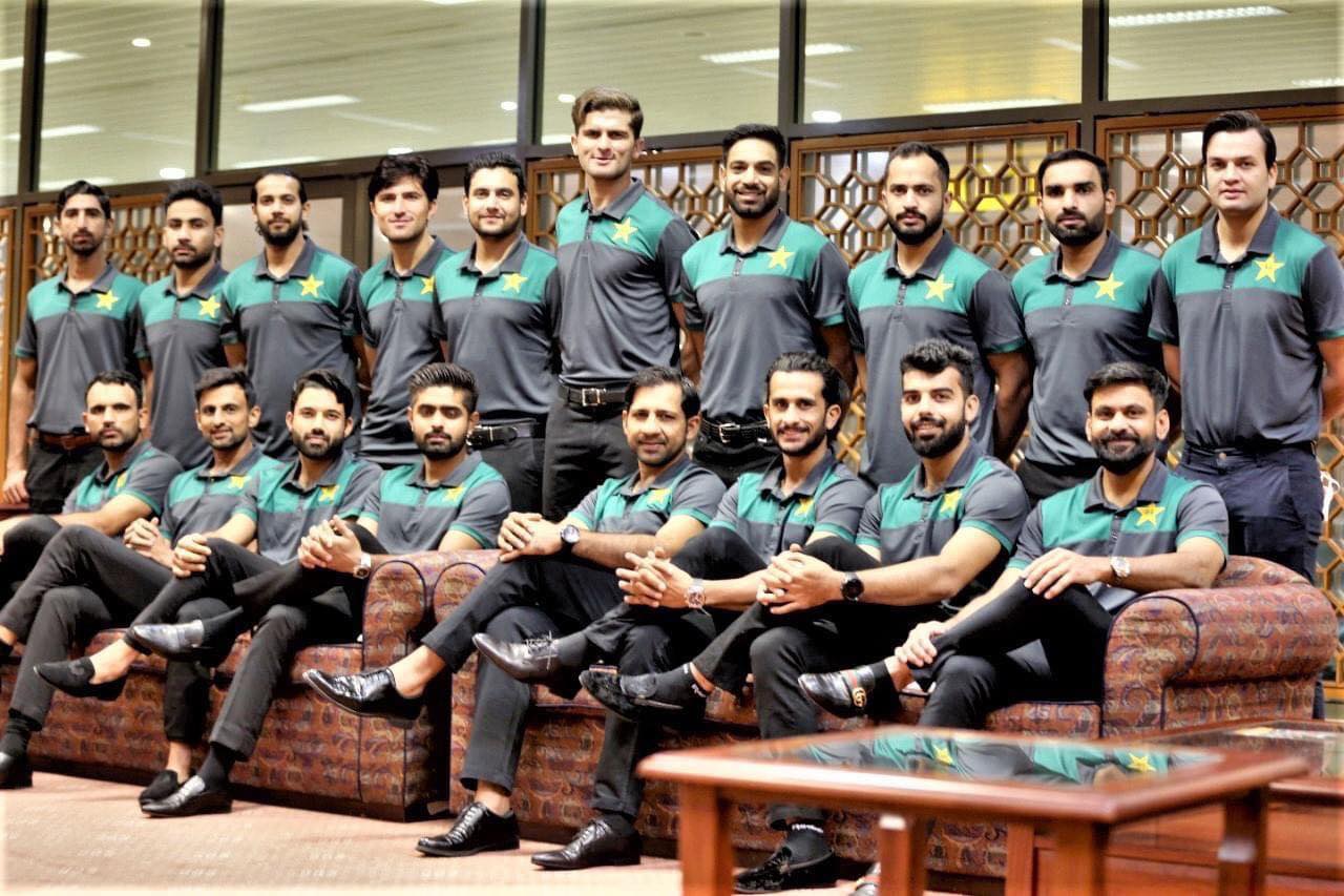 टी20 वर्ल्ड कप 2021 के लिए रवाना होने से पहले पोज देती पाकिस्तानी टीम