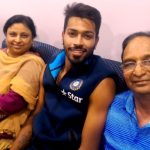 हार्दिक पांड्या अपने माता-पिता के साथ