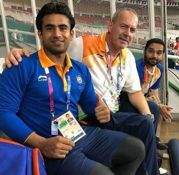 शिवपाल सिंह 2018 एशियाई खेलों में अपने कोच उवे होन के साथ