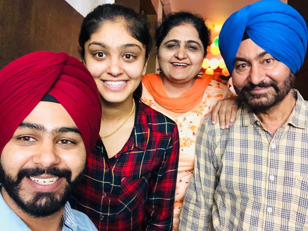 1652870569 916 Harleen Deol हाइट उम्र बॉयफ्रेंड पति बच्चे परिवार Biography अपने परिवार के साथ हरलीन देओल