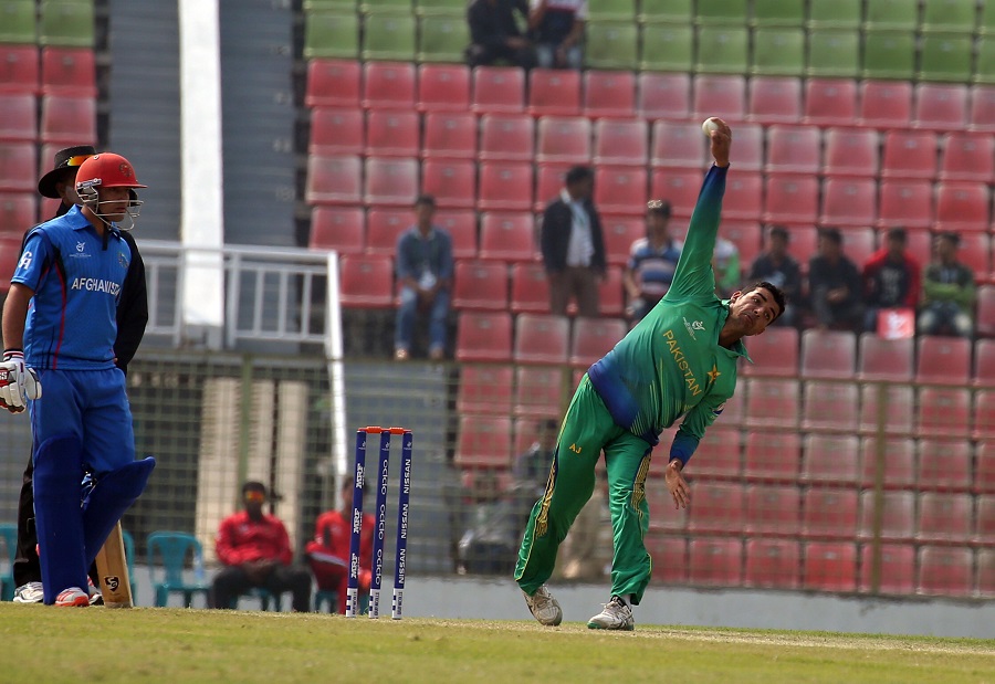 अंडर-19 विश्व कप में अफगानिस्तान के खिलाफ गेंदबाजी करते हुए शादाब खान