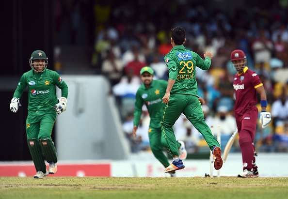 शादाब खान ने अपने डेब्यू टी20 मैच में वेस्ट इंडीज की बल्लेबाजी लाइन-अप को रिस्टी लेग स्पिन के साथ तोड़ दिया