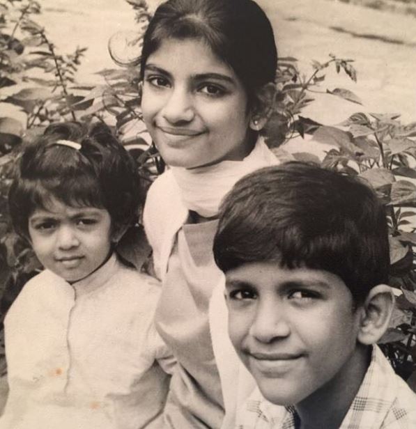आनंद महिंदर (दाएं) बचपन में अपनी बहनों के साथ