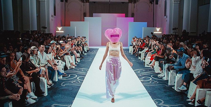 लंदन फैशन वीक में ओलिविया मॉरिस रैंप वॉक