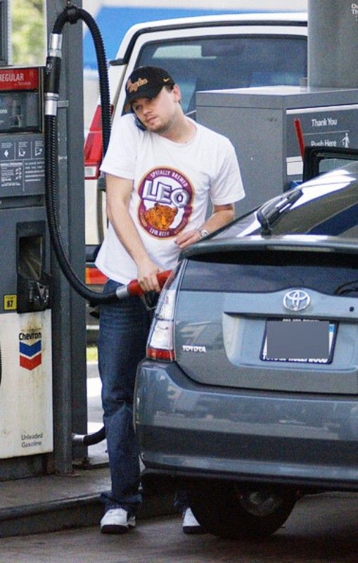 लियोनार्डो डिकैप्रियो अपनी Toyota Prius Car के साथ एक गैस स्टेशन पर