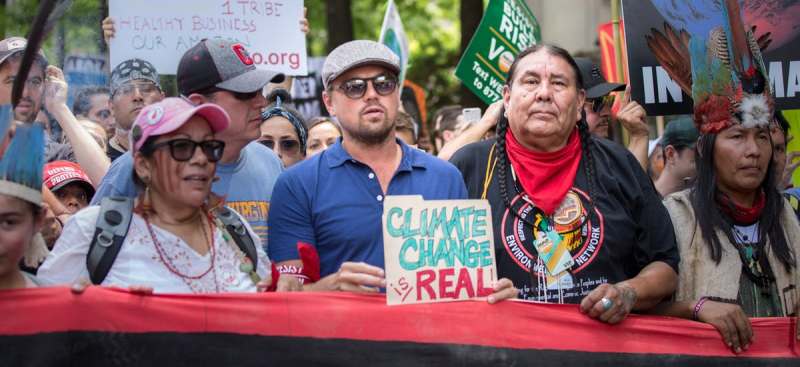 लियोनार्डो डिकैप्रियो जलवायु परिवर्तन के बारे में एक बैनर के साथ