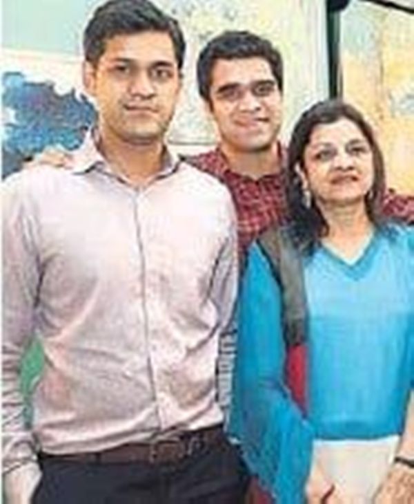 मुकुल रोहतगी की पत्नी वसुधा रोहतगी अपने दो बेटों के साथ